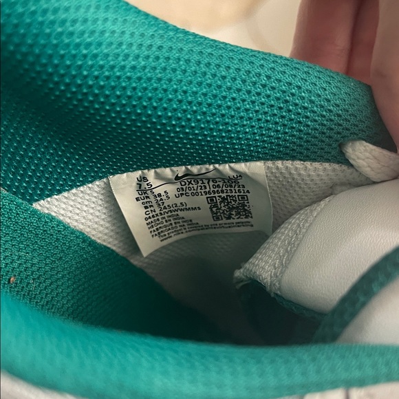 Nike  White and green Sneakers - Picture 4 of 6